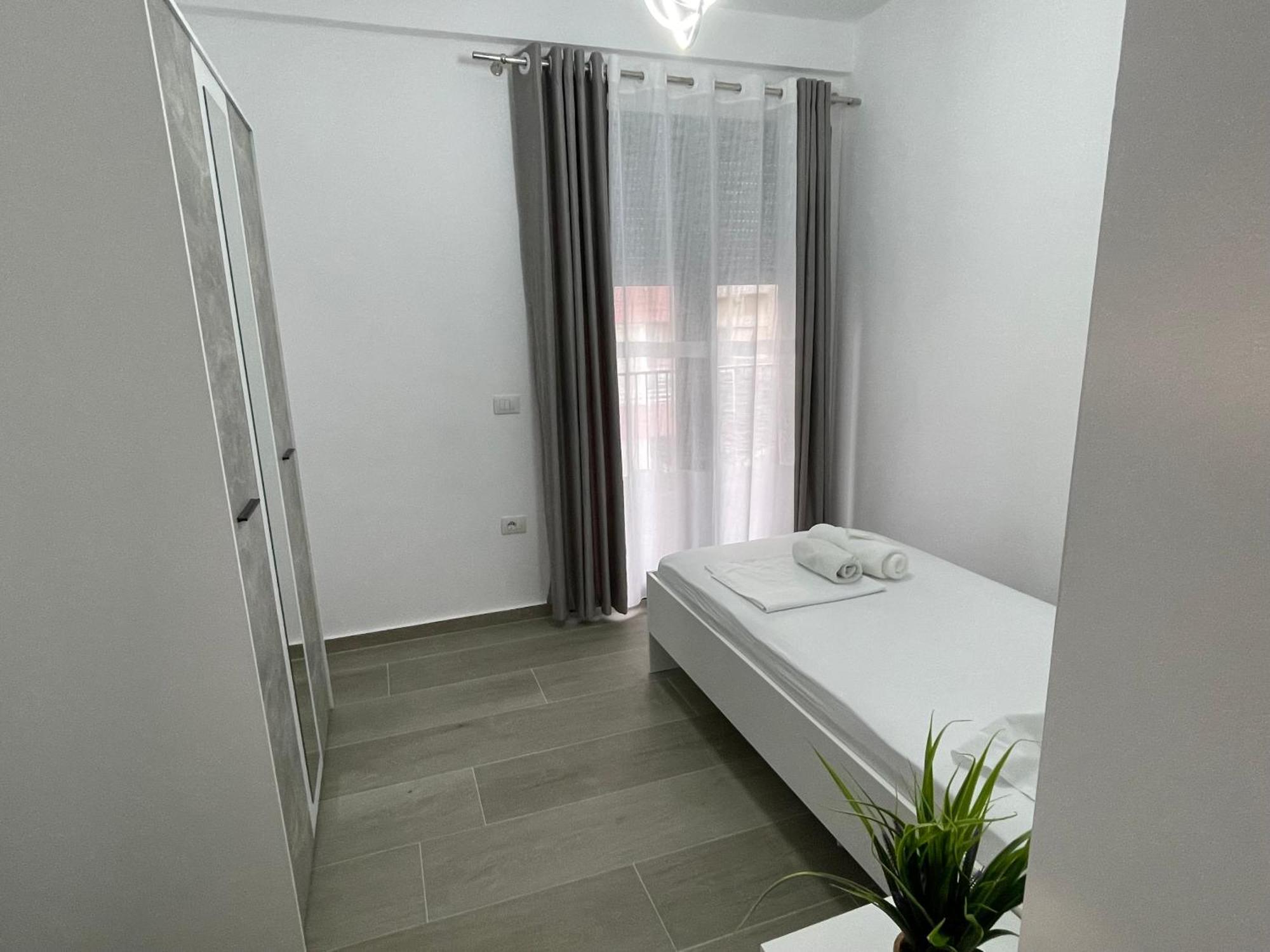 Modern Apartment In Central Vlore Exterior photo